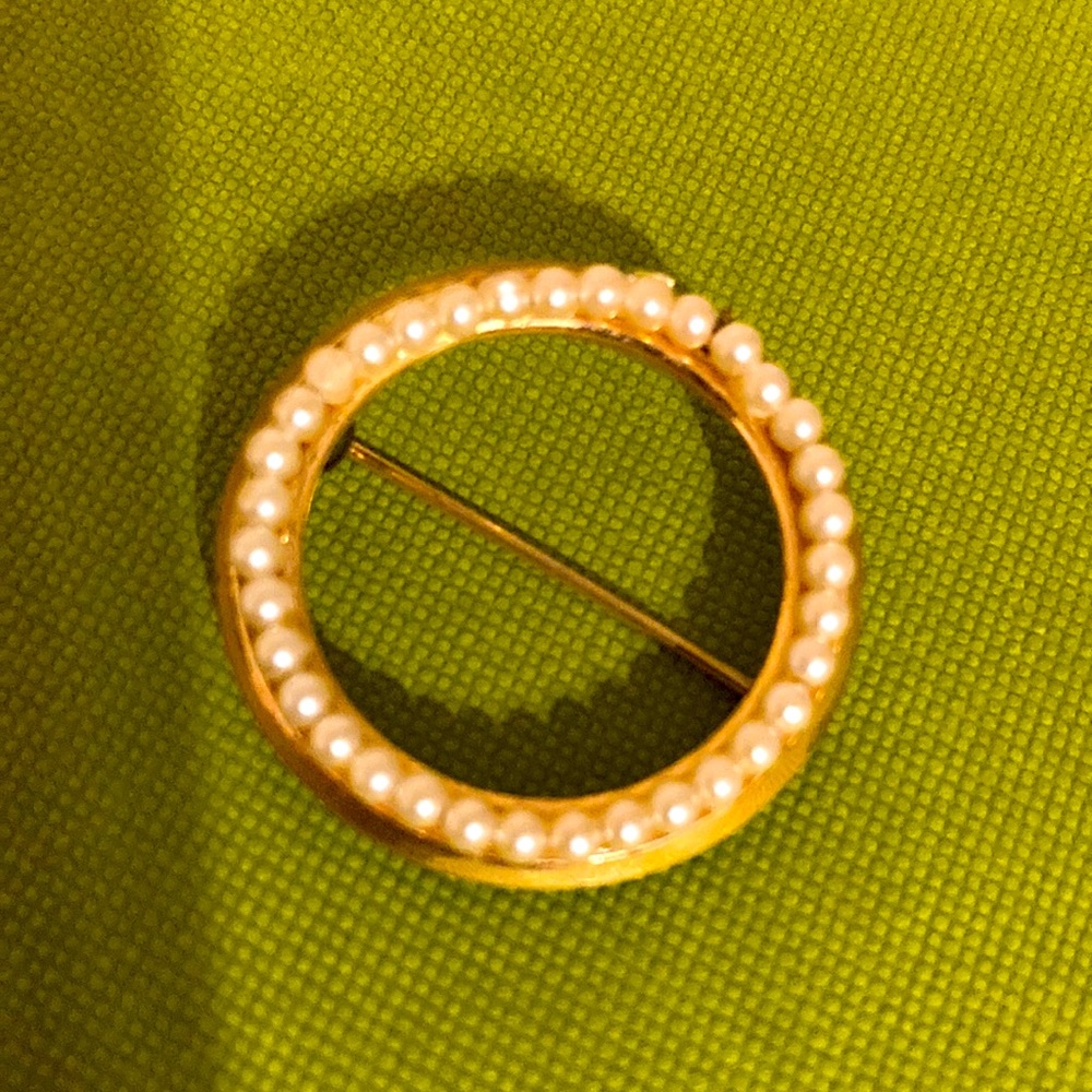 Vintage Pearl brooch sophisticated and chic 🦢💎☘️